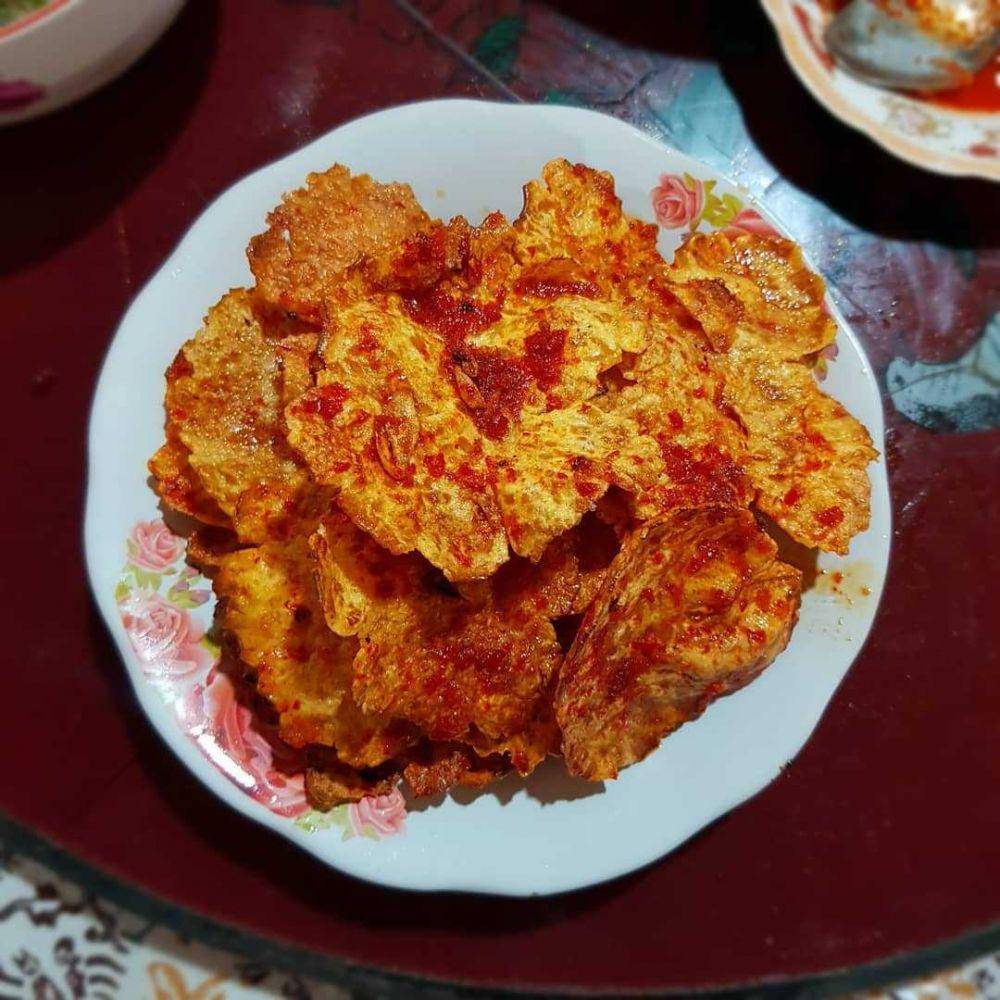 kerupuk jengkol balado (instagram.com/foodlist.i)