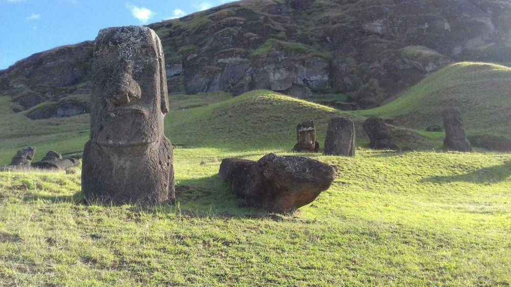 Patung Moai (unsplash.com/Livia Enomoto)