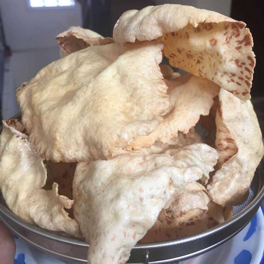 kerupuk jengkol (instagram.com/padusikitchen)