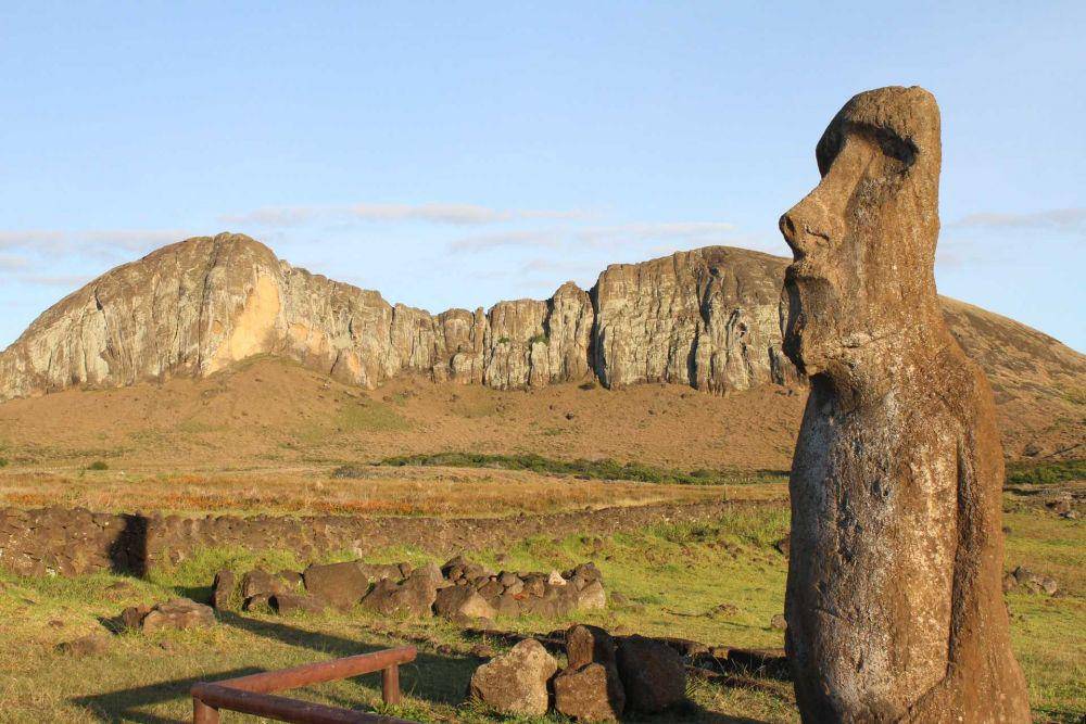 Patung Moai (unsplash.com/Thomas Griggs)