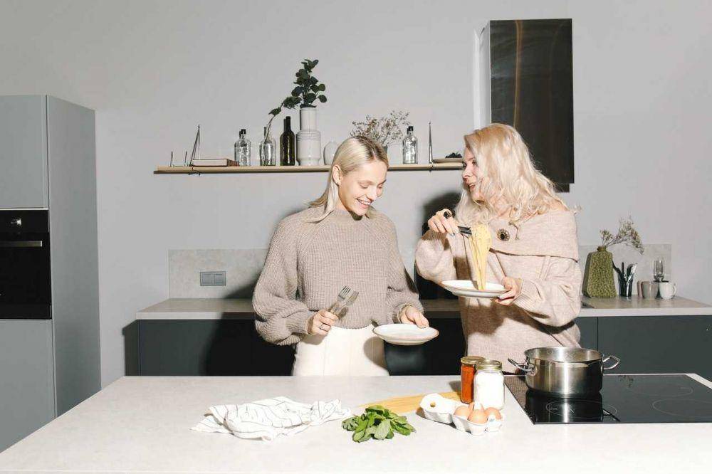 ilustrasi masak sama mama (pexels.com/Polina Tankilevitch)