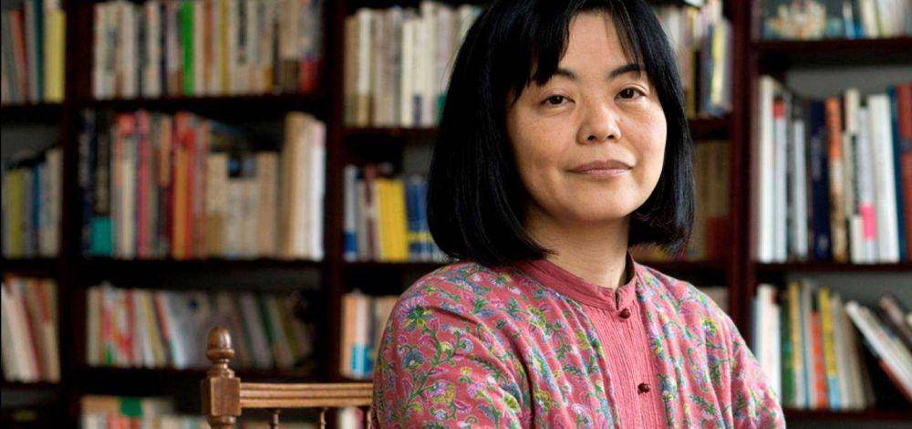 Yoko Tawada berpose di depan kamera. (twitter.com/womenread)