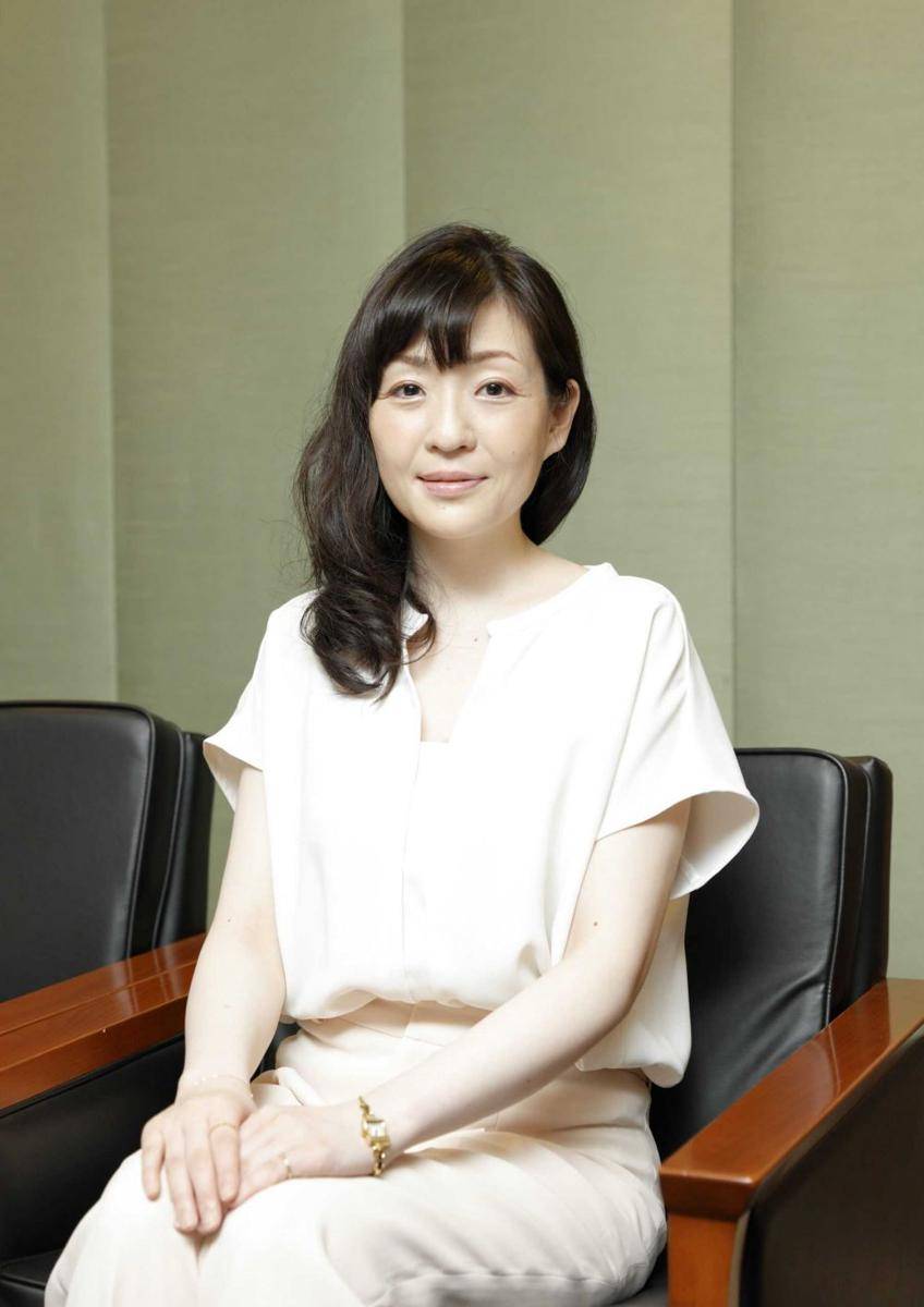 Sayaka Murata berpose di depan kamera. (makassarwriters.com)