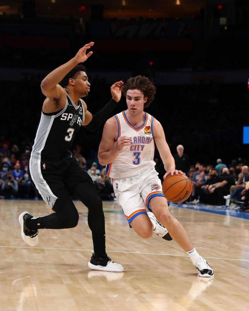Josh Giddey dikawal Keldon Johnson di NBA. (instagram.com/joshgiddey