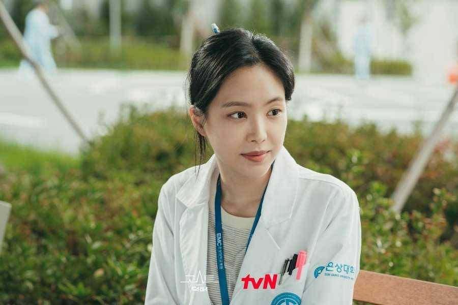 potret Son Na Eun APINK di drama Ghost Doctor (Mydramalist.com)
