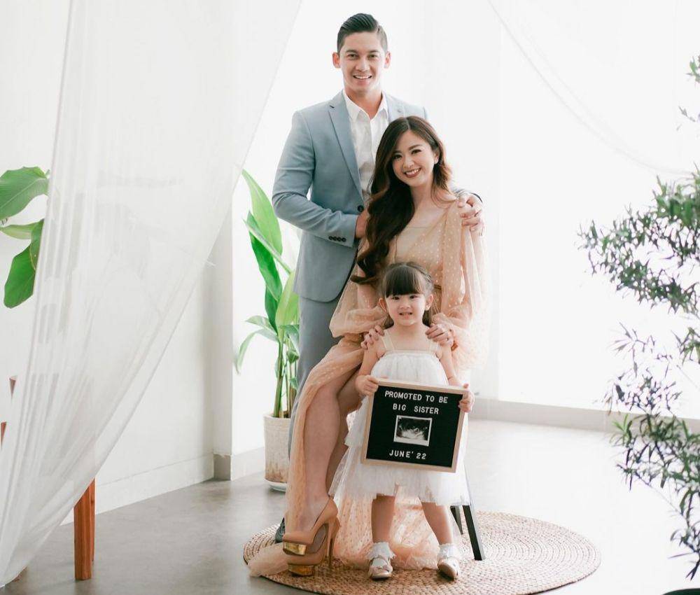 Samuel Zylgwyn dan Franda bersama sang anak (instagram.com/frandaaa87)