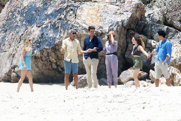 potret proses syuting film Ticket to Paradise (hollywoodlife.com)