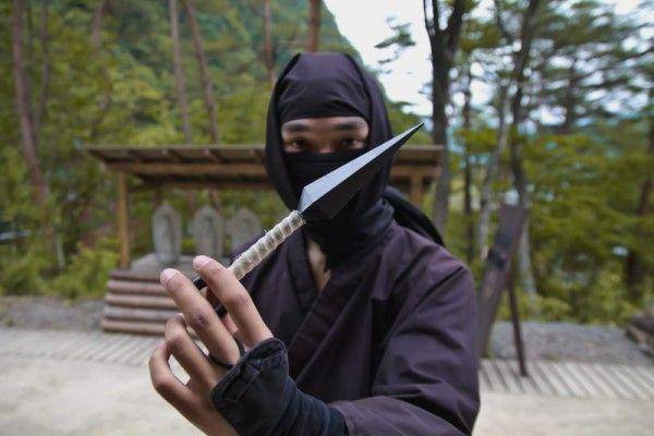 ilustrasi ninja membawa senjata (katanasforsale.com)