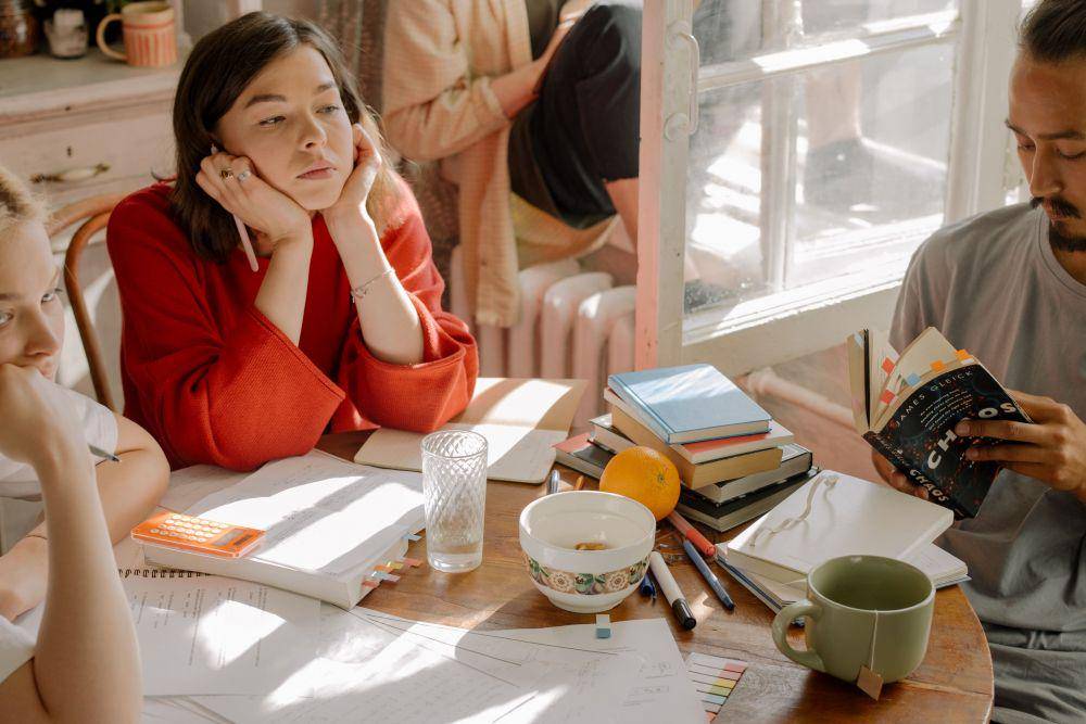 ilustrasi wanita gak sabaran (pexels.com/cottonbro)