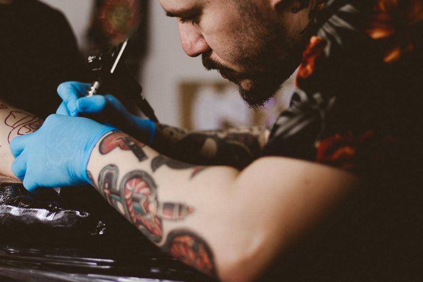 Ilustrasi pembuatan tato. (Unsplash.com/Allef Vinicius)