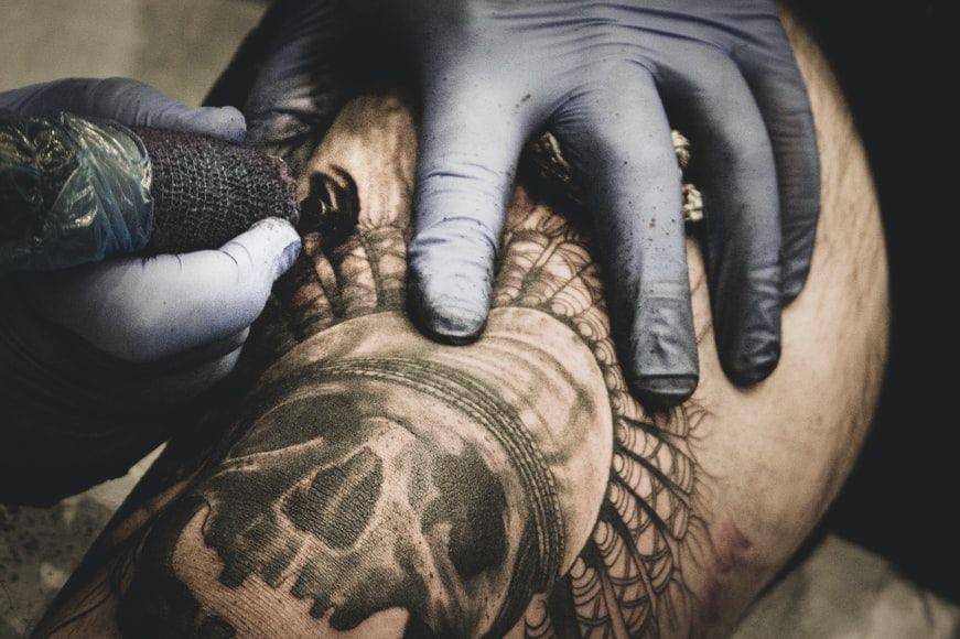 Ilustrasi pembuatan tato. (Unsplash.com/Gino Castillo)
