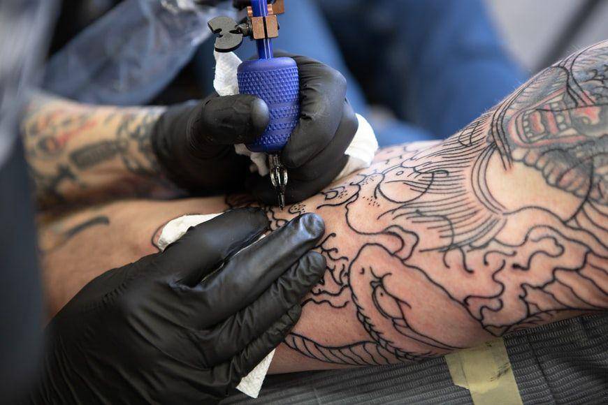 Ilustrasi pembuatan tato. (Unsplash.com/benjamin lehman)