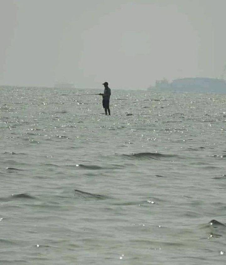 momen kocak di pantai (instagram.com/sukijan.id)