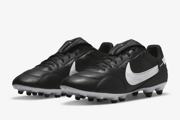 Sepatu sepak bola Nike (nike.com)