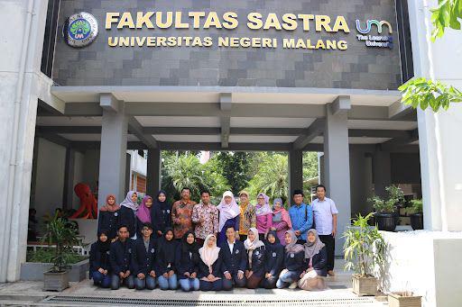 8 Pilihan Profesi buat Lulusan Sastra, Cari Tahu, yuk!