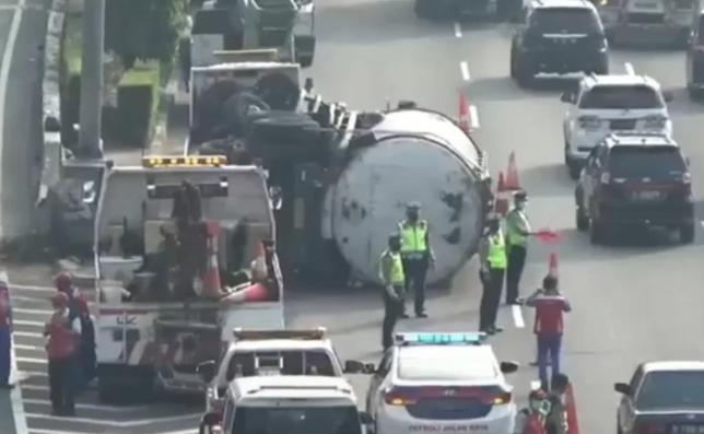 Truk Tangki Bawa Abu Batu Bara Terguling, Tol JORR Sempat Tersendat