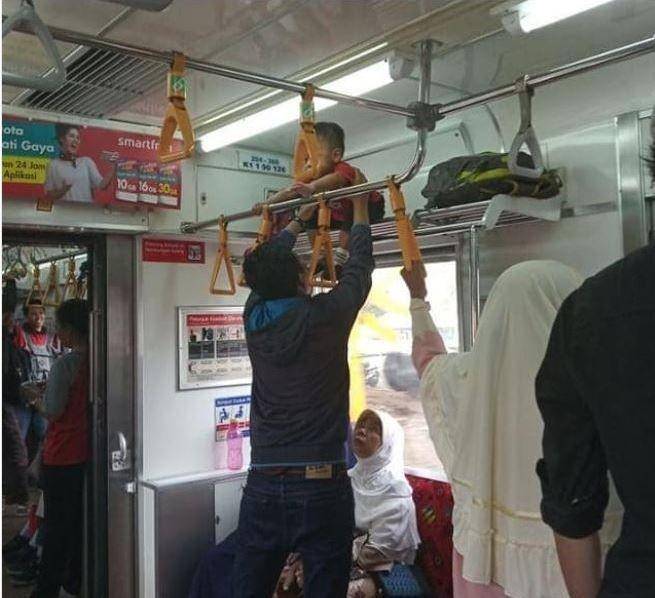 potret kocak gak dapat tempat duduk (instagram.com/drama.kereta)