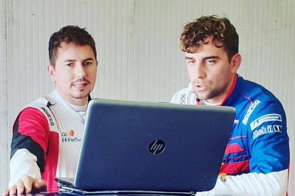 Jorge Lorenzo dan Alberto Cerqui sebelum menguji mobil Porsche GT3. (instagram.com/albertocerqui)