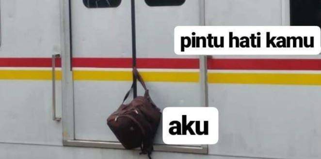 potret kocak gak dapat tempat duduk (twitter.com/mandidahsore)