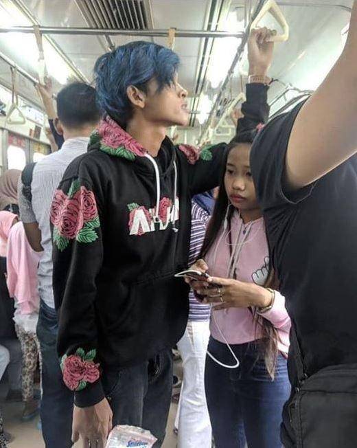 potret kocak gak dapat tempat duduk (instagram.com/drama.kereta)