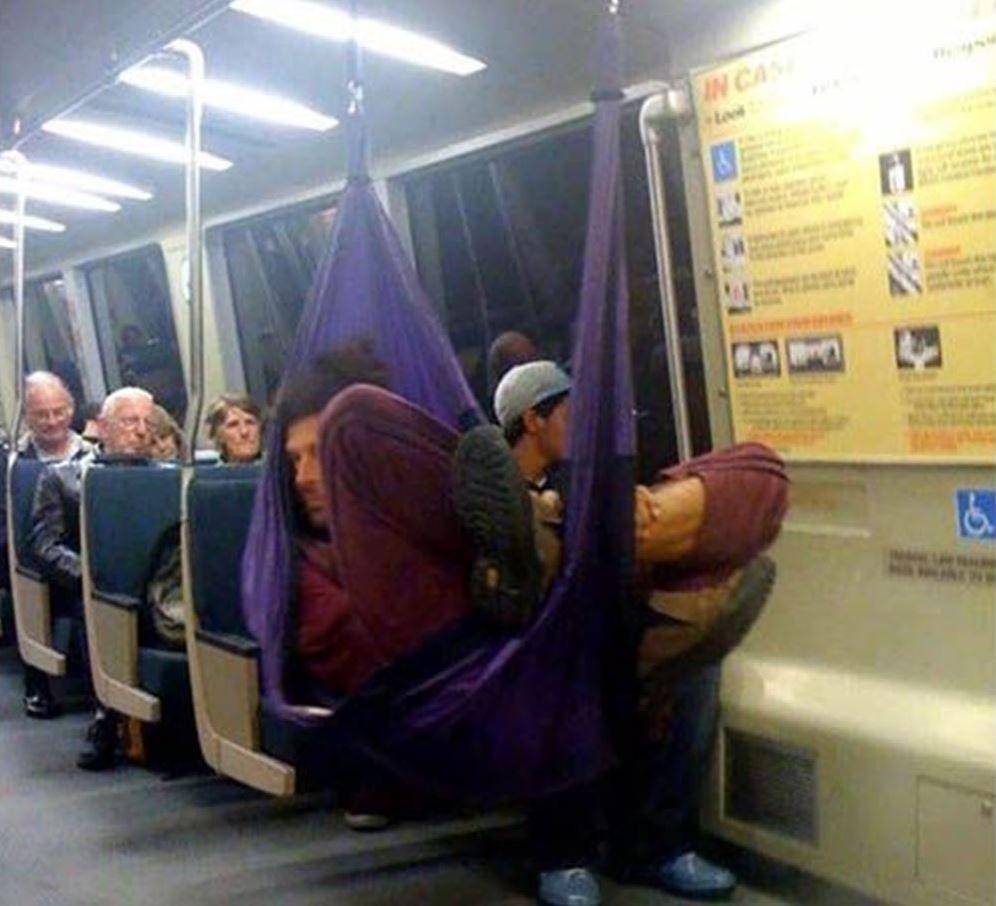 potret kocak gak dapat tempat duduk (instagram.com/subwaycreatures)