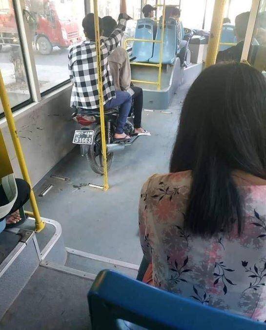 potret kocak gak dapat tempat duduk (twitter.com/garasikomedi)