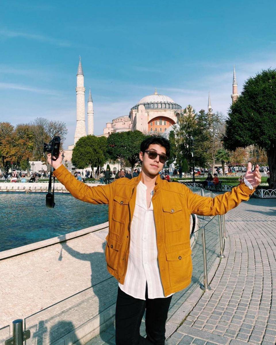 gaya kasual ala Nine Naphat saat liburan di Eropa (instagram.com/naphat_nine)