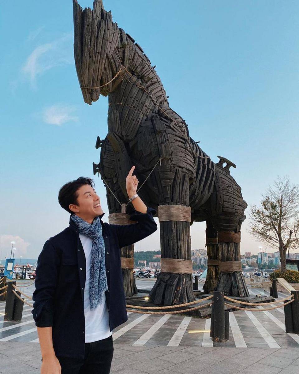 gaya kasual ala Nine Naphat saat liburan di Eropa (instagram.com/naphat_nine)