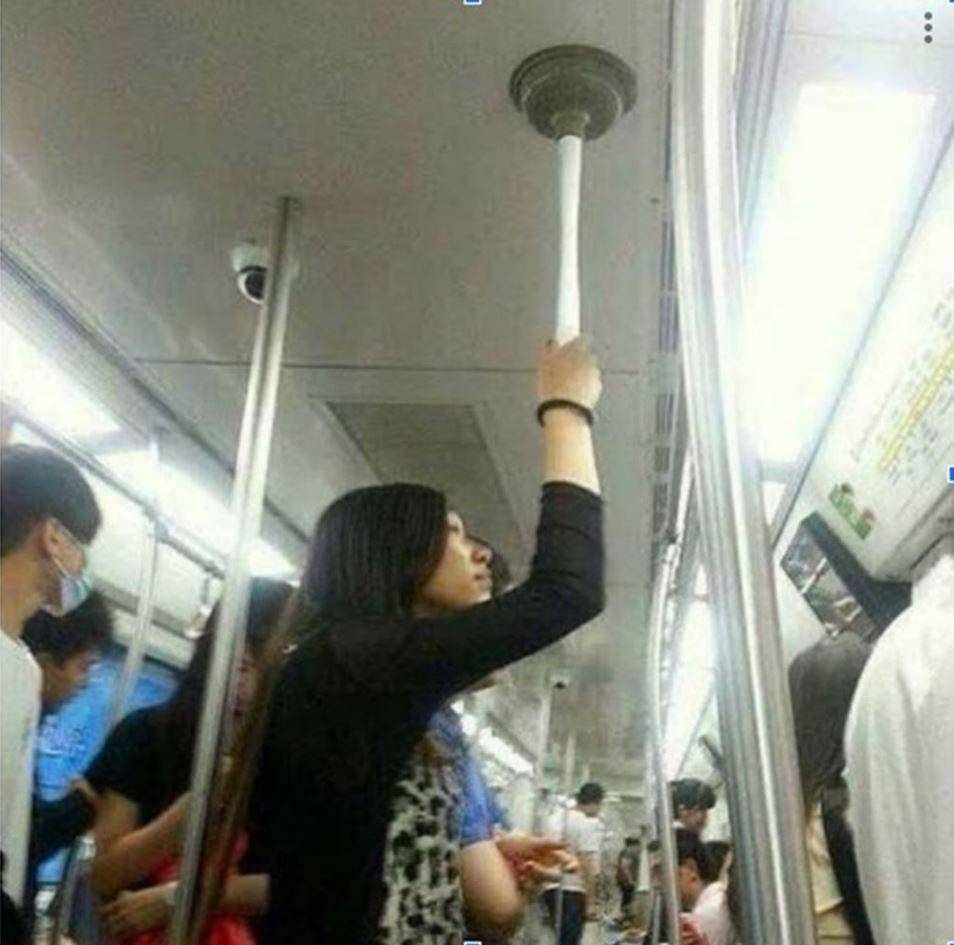 potret kocak gak dapat tempat duduk (instagram.com/rakyat_plus_62)