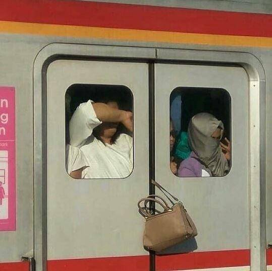 potret kocak gak dapat tempat duduk (instagram.com/drama.kereta)