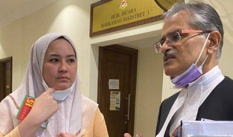 Tersangka kasus pembunuhan ART di Malaysia, Etiqah Siti Noorashikeen Mohd Sulong (kiri) dan kuasa hukumnya ketika berada di pengadilan (Free Malaysia Today)