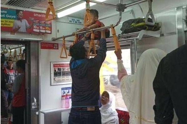 potret kocak gak dapat tempat duduk (instagram.com/drama.kereta)