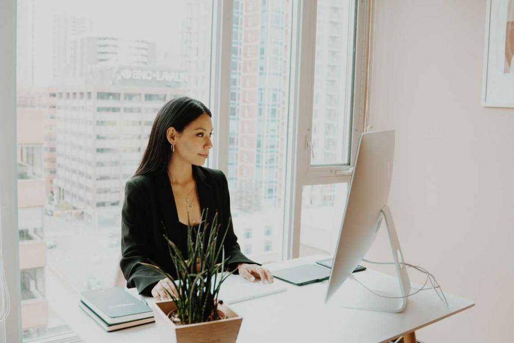 ilustrasi bekerja di Kantor (unsplash.com/Keren Levand)