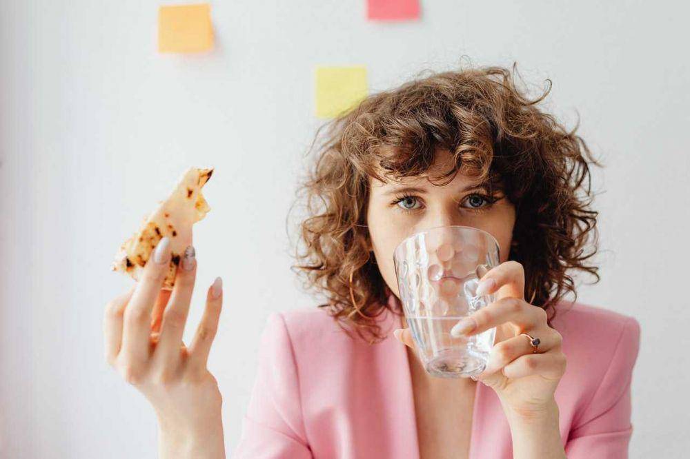 ilustrasi makan sambil kerja (pexels.com/Karolina Grabowska)