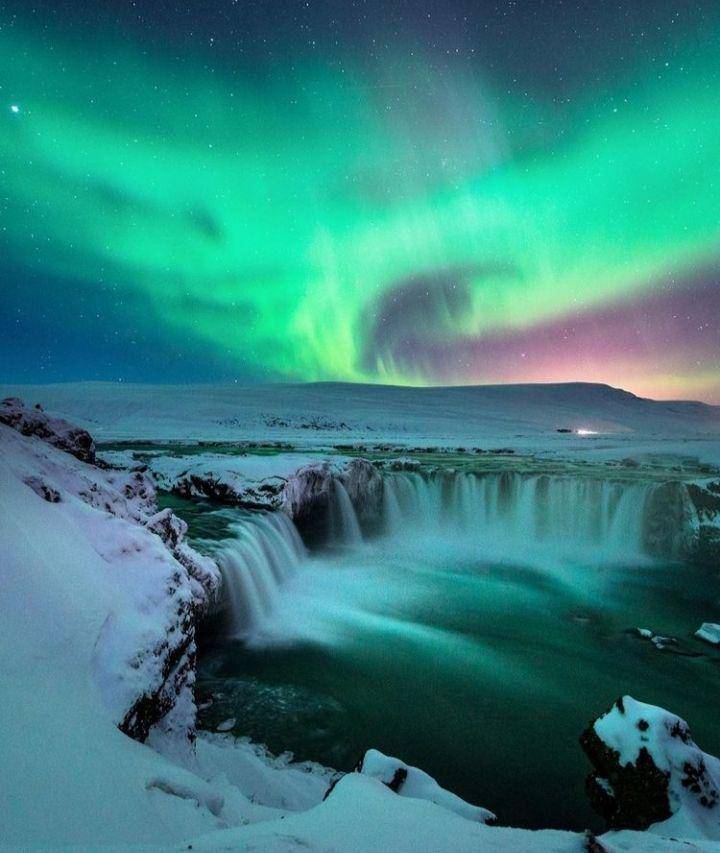 Pemandangan Aorora Borealis di Air Terjun Goðafoss (instagram.com/arcticadventures)