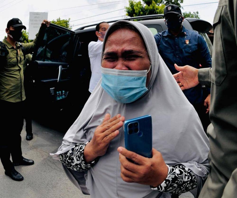 Seorang Ibu Menangis Usai Bertemu Jokowi di Pasar Purwodadi, Ada Apa?