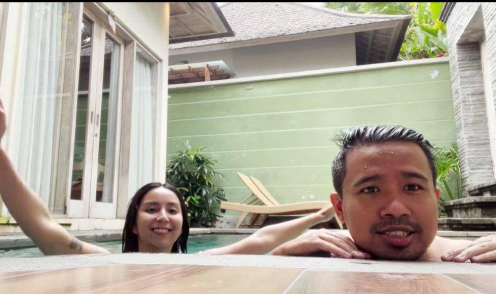 potret honeymoon Joshua dan Clairine Clay (dok. YouTube/Jojo and Clay)