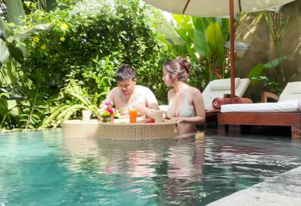 potret honeymoon Joshua dan Clairine Clay (dok. YouTube/Jojo and Clay)