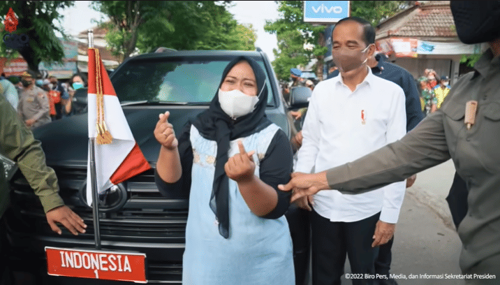 Pedagang Pasar Gemolong Sragen Terharu Terima BLT dari Jokowi