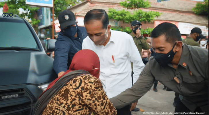 Pedagang Pasar Gemolong Sragen menerima bantuan dari Presiden RI Joko Widodo, Rabu (5/1/2022). (Youtube/Sekretariat Negara)