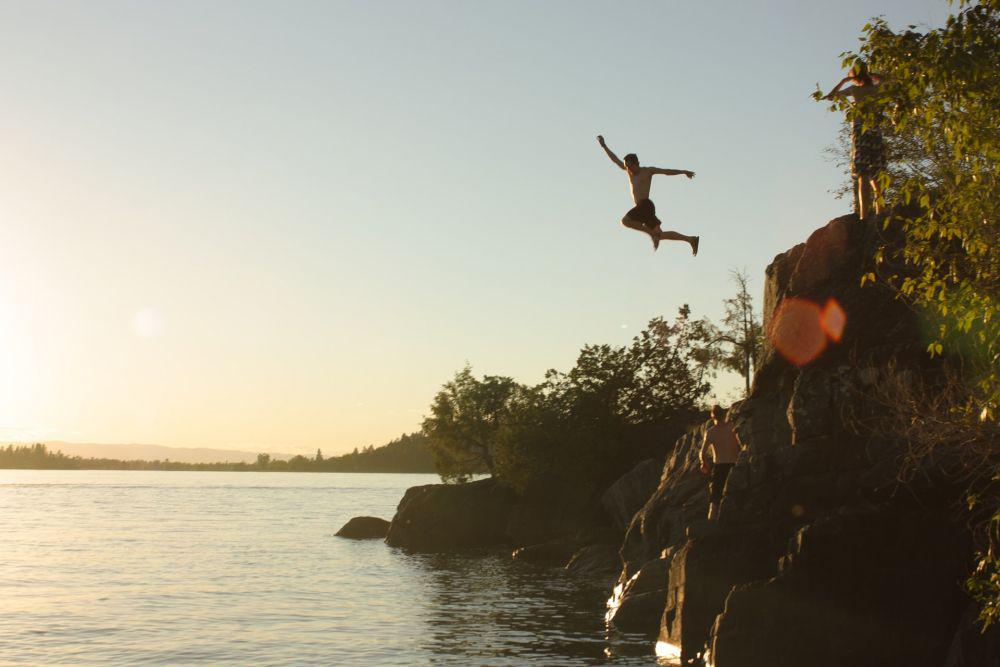 5 Tips Aman Bermain Cliff Jumping Buat Pemula, Jangan Asal Lompat!