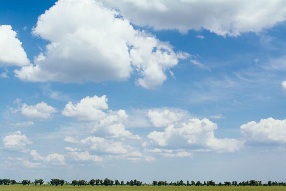 Ilustrasi langit berawan (unsplash.com/Rodion Kutsaev)