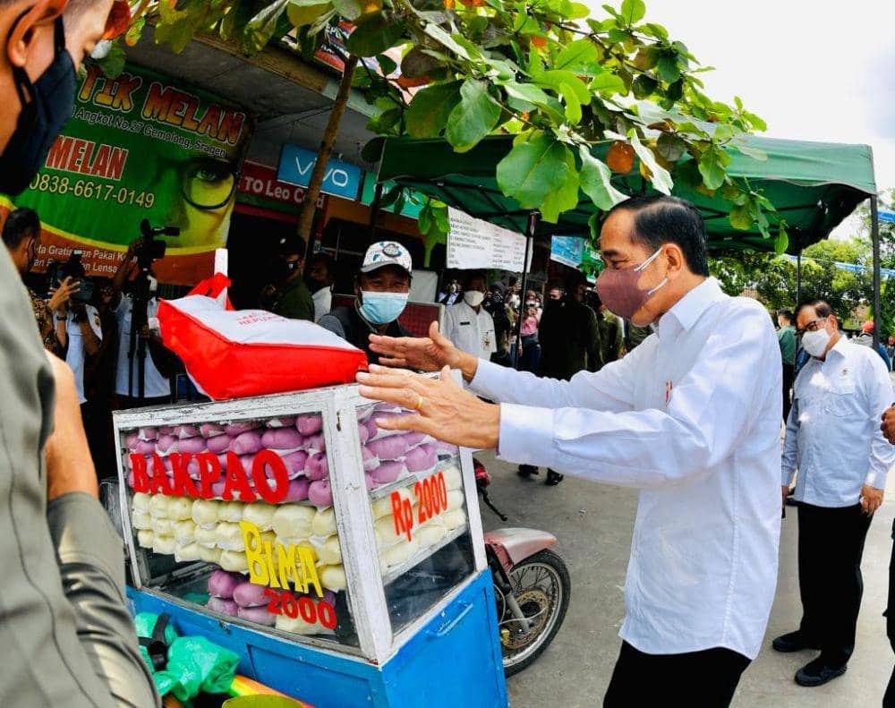 Presiden Jokowi bagikan bantuan tunai ke pedagang di Pasar Gemolong, Sragen, Jawa Tengah pada Rabu (5/1/2022). (dok. Biro Pers Setpres)