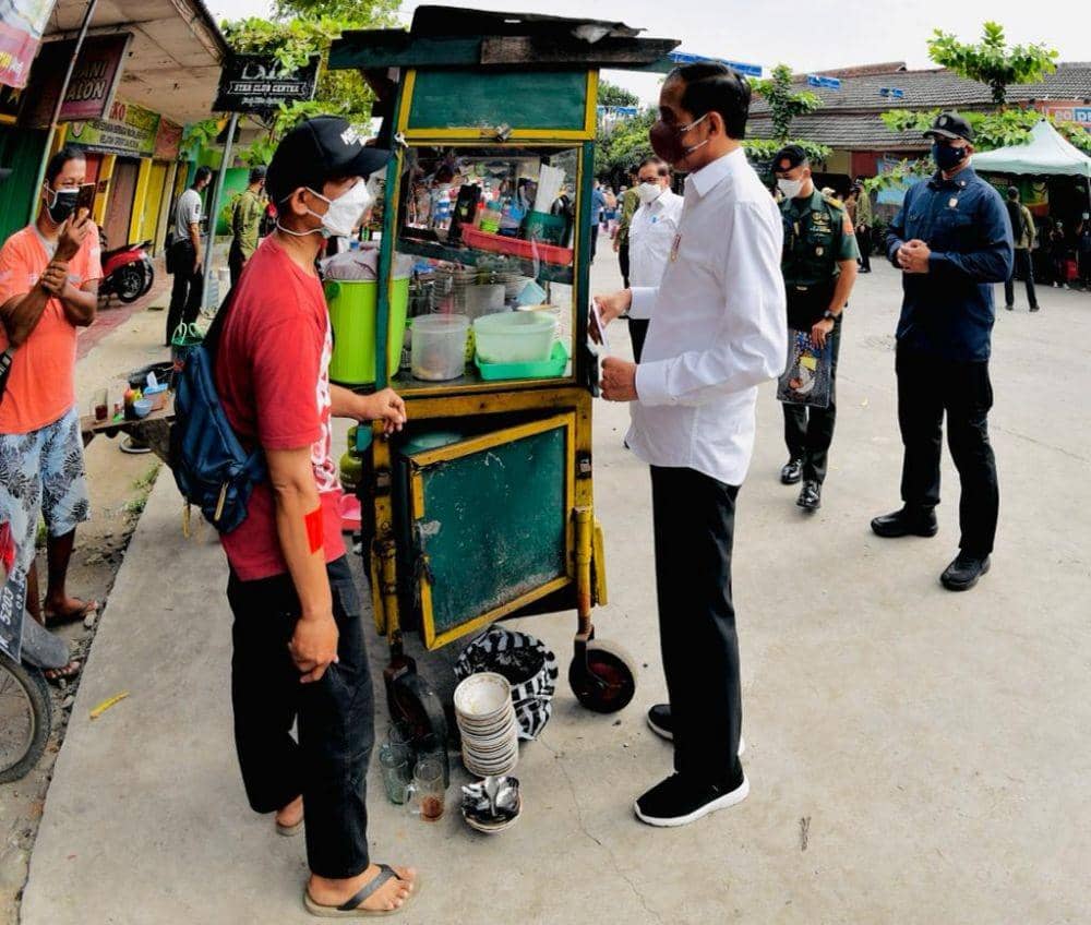 Presiden Jokowi bagikan bantuan tunai ke pedagang di Pasar Gemolong, Sragen, Jawa Tengah pada Rabu (5/1/2022). (dok. Biro Pers Setpres)