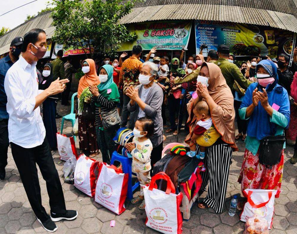 Presiden Jokowi beri bantuan tunai kepada pedagang di Pasar Purwodadi, Jawa Tengah pada Rabu (5/1/2022). (dok. Biro Pers Setpres)