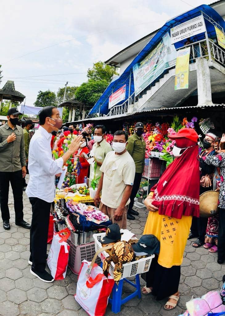 Presiden Jokowi beri bantuan tunai kepada pedagang di Pasar Purwodadi, Jawa Tengah pada Rabu (5/1/2022). (dok. Biro Pers Setpres)