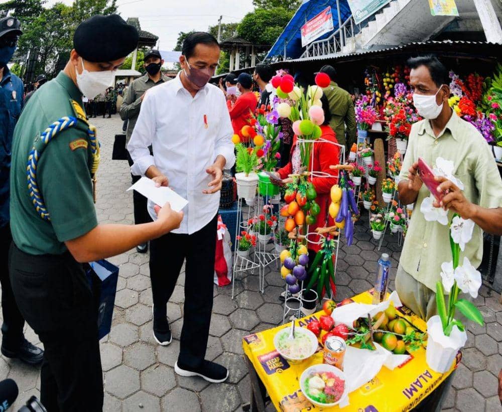 Presiden Jokowi beri bantuan tunai kepada pedagang di Pasar Purwodadi, Jawa Tengah pada Rabu (5/1/2022). (dok. Biro Pers Setpres)