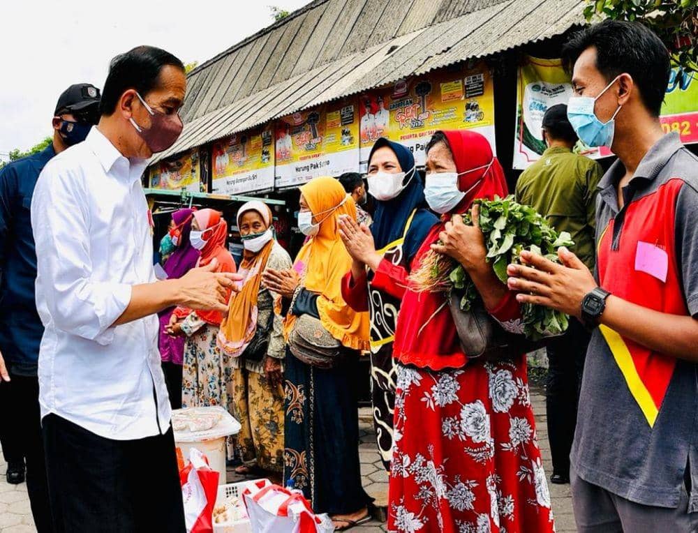 Presiden Jokowi beri bantuan tunai kepada pedagang di Pasar Purwodadi, Jawa Tengah pada Rabu (5/1/2022). (dok. Biro Pers Setpres)