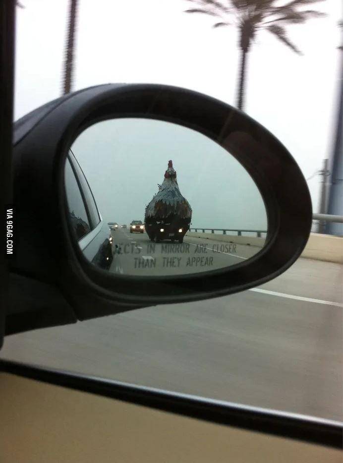 potret lucu pantulan spion (9gag.com)