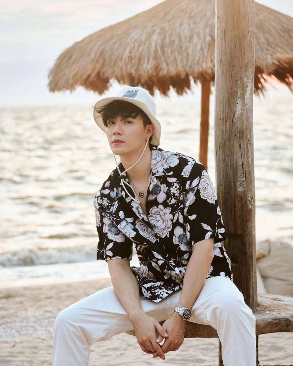 outfit pantai ala Zee Pruk (instagram.com/zeepruk)